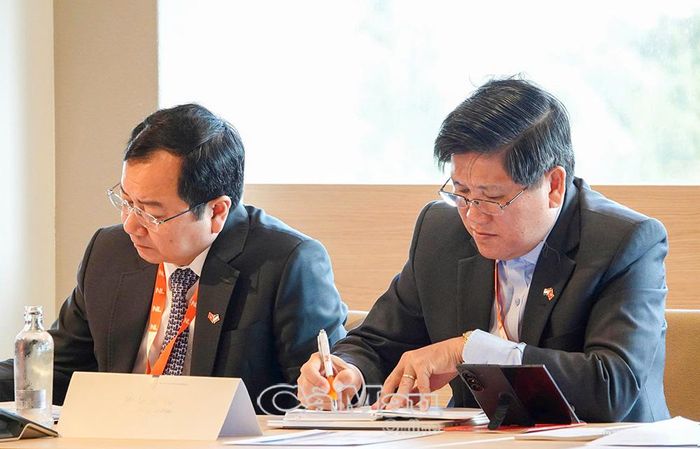 Phó Chủ tịch UBND tỉnh Cà Mau Lê Văn Sử (bên phải) tham gia Đoàn đại biểu ngành nuôi trồng thuỷ sản Việt Nam làm việc với Bộ Nông nghiệp, Thuỷ sản, An ninh lương thực và Thiên nhiên cùng Bộ Ngoại giao Hà Lan.