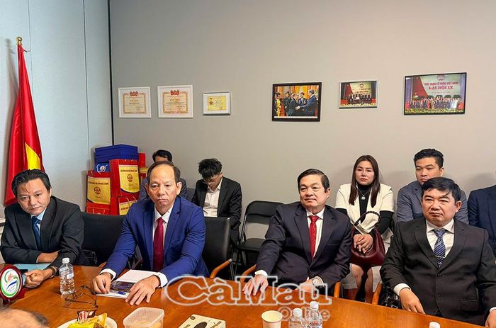 Phó Chủ tịch UBND tỉnh Cà Mau Huỳnh Chí Nguyện (hàng đầu, thứ hai từ phải sang) trao đổi về cơ hội kết nối, mở rộng thị trường thuỷ sản tại Australia.