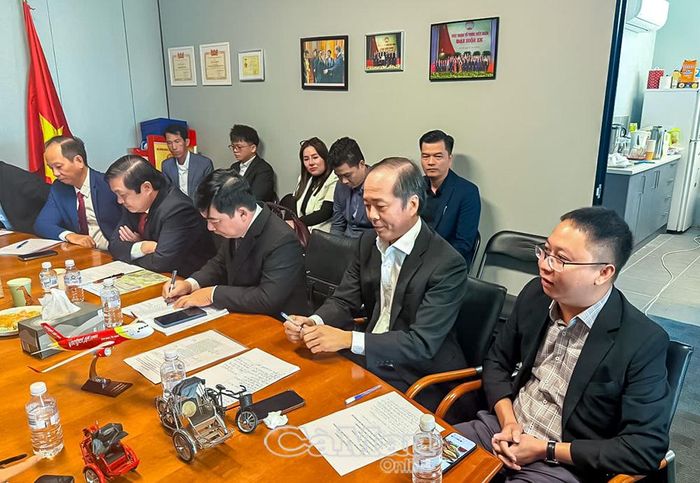 Doanh nghiệp Cà Mau và đối tác Australia trao đổi tại chương trình kết nối thương mại.