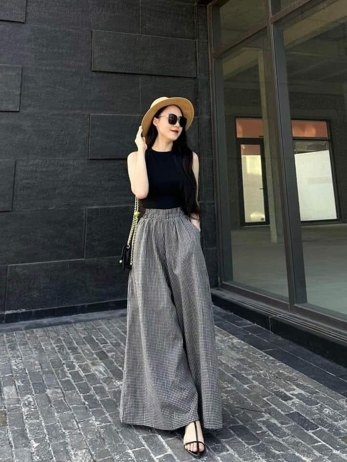 Với nàng có phần hông nhỏ, quần ống rộng là lựa chọn đáng cân nhắc bởi phom quần tạo thêm khoảng rộng ở phần hông và chân.