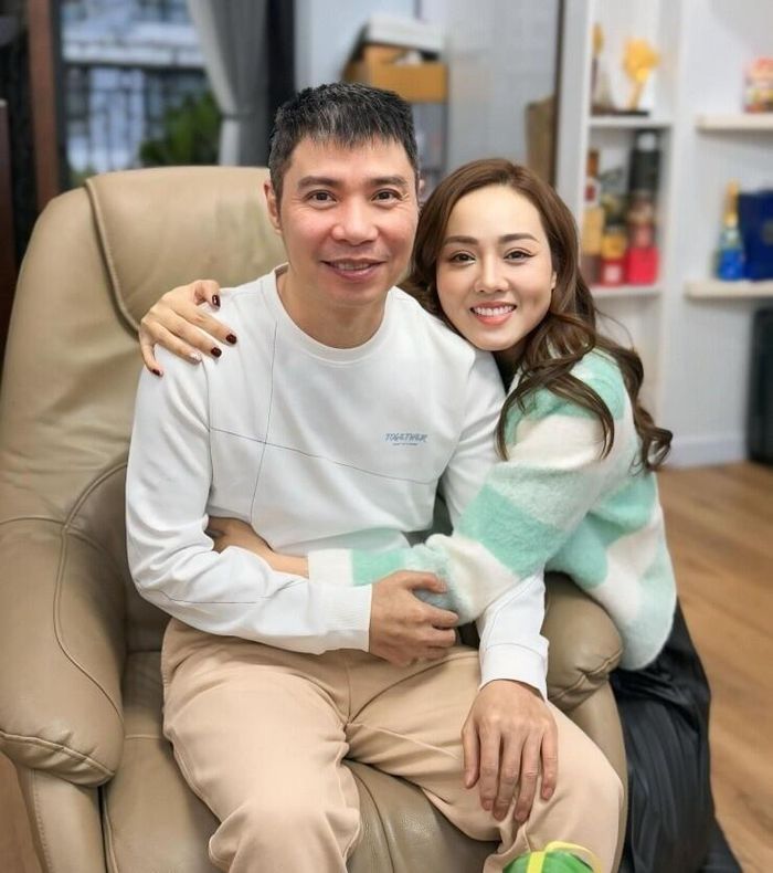 Trong nhiều năm qua, Ngọc Hà luôn ở bên chăm sóc, đồng hành cùng chồng trong quá trình điều trị và phục hồi chức năng, thậm chí cùng anh sang Nhật Bản để chữa trị. Ảnh Internet.