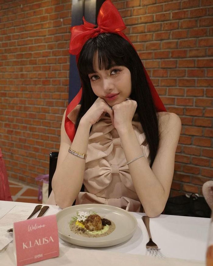Trong tiệc sinh nhật, Lisa tiếp tục khiến người hâm mộ chú ý khi trưng diện loạt phụ kiện đắt giá. Chiếc nhẫn có giá hơn 614 triệu đồng, trong khi ba chiếc vòng tay cô đeo có tổng giá trị hơn 2 tỷ đồng.