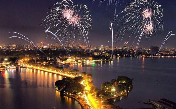 Pháo hoa trên khu vực Hồ Tây. Ảnh minh họa