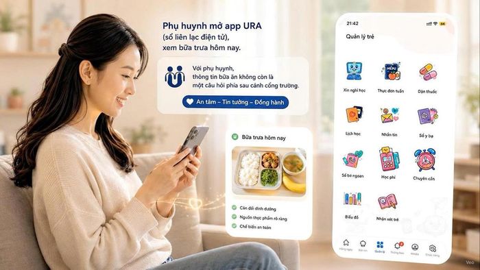 Phụ huynh theo dõi bữa ăn trên HanoiCheck. Ảnh: VGP/Thu