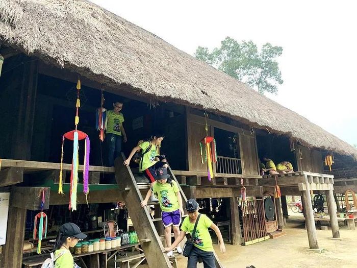 Trẻ khám phá không gian văn hóa tại Làng Văn hóa - Du lịch các dân tộc Việt Nam. Ảnh tư liệu.