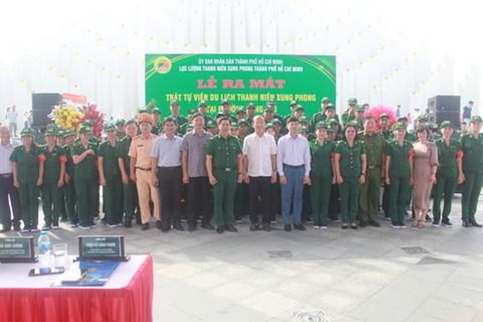 Các đại biểu chụp hình lưu niệm trong buổi xuất quân