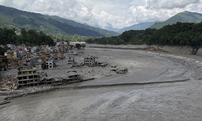 Khu vực ngôi trường sau khi bị lũ quét - Ảnh: Reuters