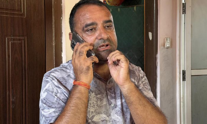 Rajendra Dawadi, hiệu trưởng trường trung học Tribhuvan Trishuli đã nhanh trí sơ tán trường giúp hơn 900 em học sinh cùng nhân viên thoát nạn - Ảnh: Reuters