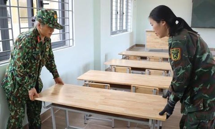 Trước đó, hơn 800 cán bộ, chiến sĩ các lực lượng vũ trang cũng được huy động hỗ trợ 7 trường biên giới.