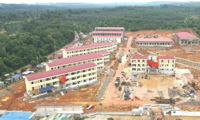 Những ngôi trường khang trang đang hoàn thiện những khâu cuối cùng tại các xã biên giới (ảnh chụp ngày 20/8).