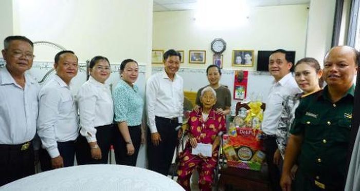 Lãnh đạo P.Tân Thới Hiệp tặng quà cho gia đình chính sách và các hộ có hoàn cảnh khó khăn trên địa bàn phường