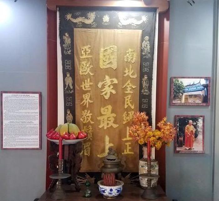 Bàn thờ Bác Hồ tại Bảo tàng Hồ Chí Minh được giữ nguyên trạng từ năm 1969