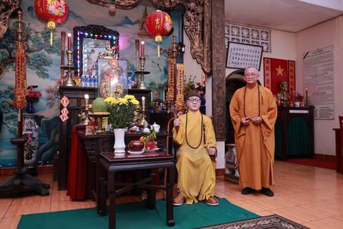 Thượng tọa Thích Thiện Tâm bên tượng sáp chân dung cố Hòa thượng Thích Pháp Lan tại chánh điện chùa