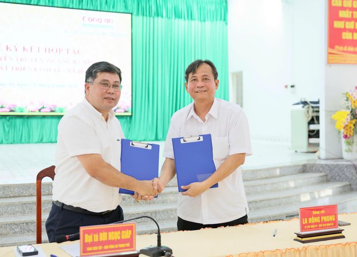  Lãnh đạo Ban Chuyên đề Công an TPHCM và xã Tân An ký kết hợp tác