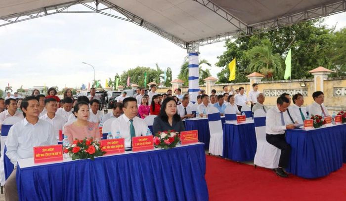 Các đại biểu tham dự lễ khởi công dự án.