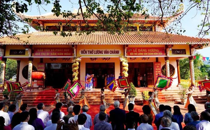Các nghệ sĩ biểu diễn tiết mục văn nghệ tại Đền thờ Lương Văn Chánh trong chương trình Lễ dâng hương tưởng niệm Lương Văn Chánh năm 2026. (Ảnh minh hoạ)