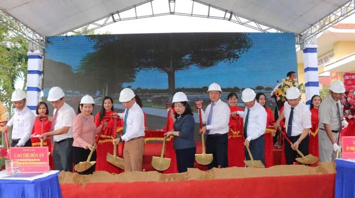 Bà Cao Thị Hòa An cùng lãnh đạo tỉnh và các đại biểu thực hiện nghi thức khởi công dự án
