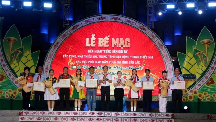 Ban Tổ chức trao thưởng cho các đơn vị xuất sắc toàn đoàn.