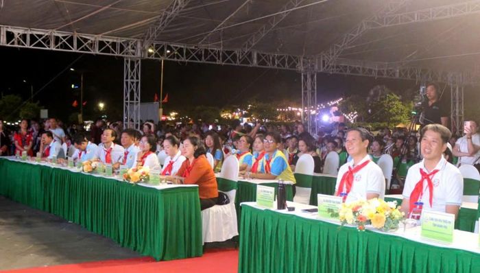 Các đại biểu và các em tham dự chương trình bế mạc.