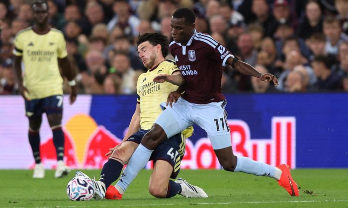 Aston Villa gây ra nhiều khó khăn cho Arsenal. (Ảnh: Reuters)