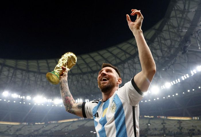 Đỉnh cao trong sự nghiệp của Messi với đội tuyển Argentina là chức vô địch World Cup 2022 - Ảnh: Reuters