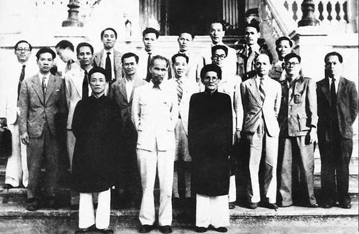 Chính phủ nước Việt Nam Dân chủ Cộng hòa được Quốc hội khóa I bầu ra. Hàng đầu, ở giữa là Chủ tịch Hồ Chí Minh, bên phải là ông Nguyễn Văn Tố, bên trái là ông Huỳnh Thúc Kháng. (Nguồn: Trung tâm Lưu trữ quốc gia III)