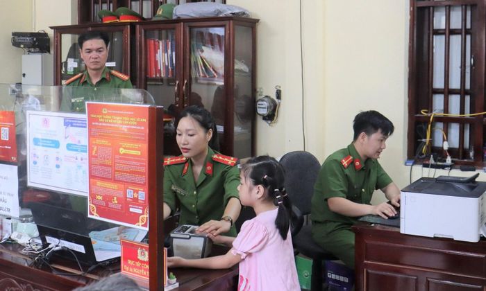 Công an thu thập thông tin cấp thẻ căn cước cho trẻ em.
