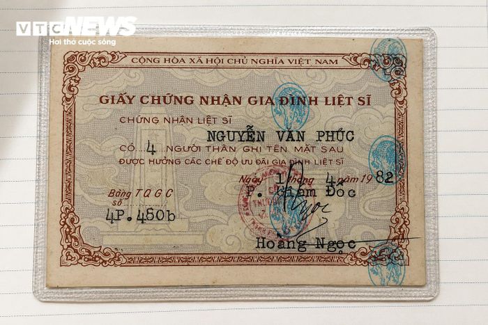 Giấy chứng nhận gia đình liệt sĩ của gia đình ông Dũng.