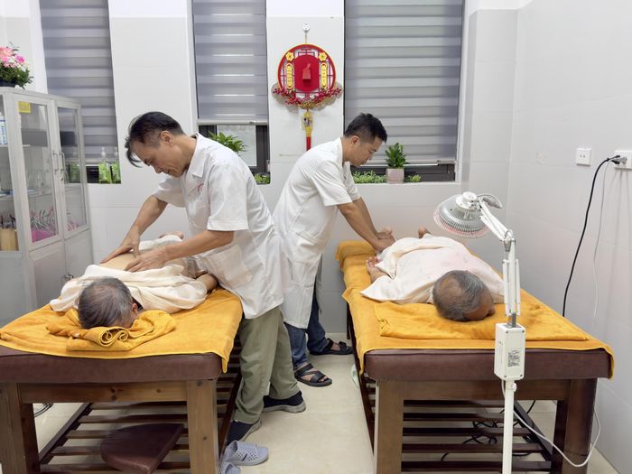 Tại cơ sở, người cao tuổi phường Tây Hồ được theo dõi sức khỏe và phục hồi chức năng.