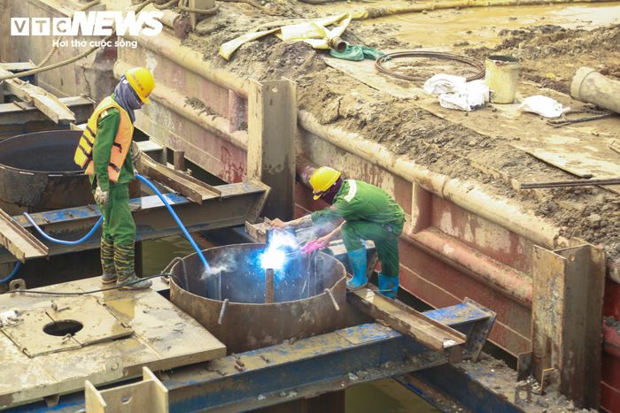 Phần móng các trụ tháp chính được thi công với độ sâu khoảng 20m dưới mặt nước, đòi hỏi yêu cầu kỹ thuật cao và sự phối hợp giữa các đơn vị trên công trường. Đây cũng là một trong những công đoạn phức tạp của dự án cầu dây văng.