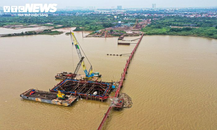 Theo thiết kế, cầu Thượng Cát là cầu dây văng với quy mô toàn tuyến dài hơn 5,2km, trong đó phần cầu chính dài khoảng 3,9km, chiều dài đường dẫn 1,3 km, đoạn vượt sông Hồng dài 780m, gồm 3 nhịp lớn. Bề rộng cầu bảo đảm 8 làn xe (6 làn xe cơ giới và 2 làn thô sơ).