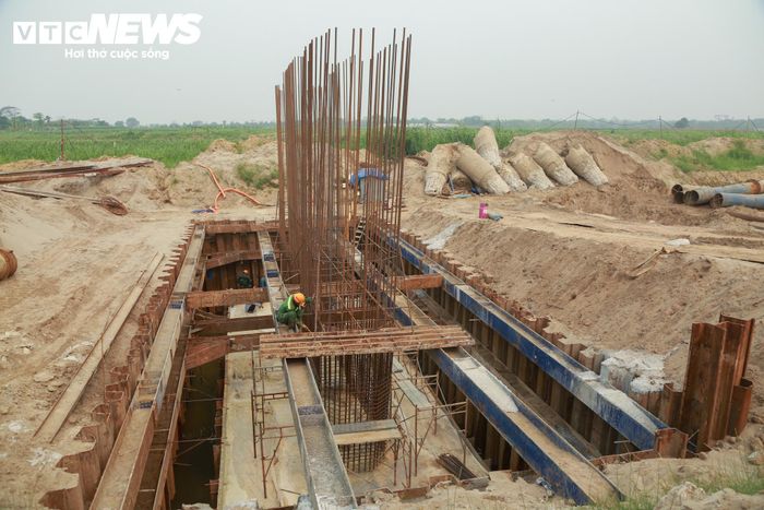 Trên công trường, phương án thi công 3 ca, 4 kíp được duy trì để tăng thời gian làm việc và bảo đảm tiến độ. Các nhóm công nhân tập trung vào nhiều hạng mục như cọc khoan nhồi, bê tông trụ và đúc dầm.