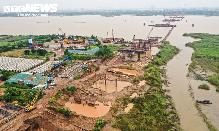 Dự án thành phần 2 đầu tư xây dựng cầu Thượng Cát cùng đường hai đầu cầu được UBND TP Hà Nội khởi công ngày 8/10/2025, với tổng mức đầu tư hơn 7.300 tỷ đồng từ ngân sách thành phố.