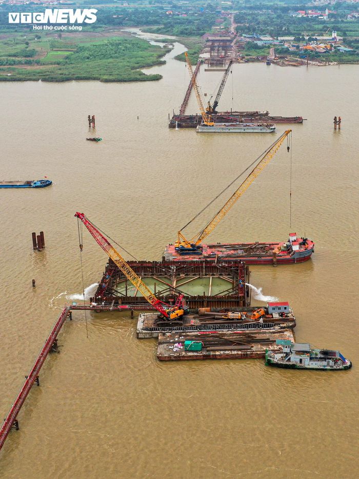 Nổi bật tại công trường là ba trụ tháp chính nằm giữa sông Hồng. Đây là một trong những hạng mục quan trọng nhất của cầu dây văng, đồng thời là phần việc có yêu cầu kỹ thuật cao do được triển khai trong điều kiện dưới lòng sông.