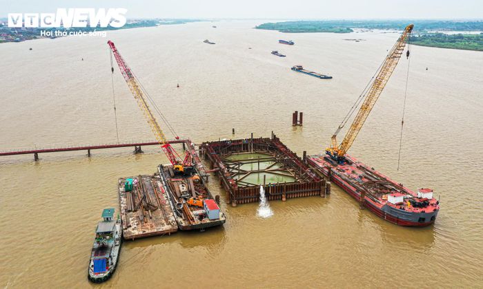 Những ngày cuối tháng 8, công trường cầu Thượng Cát đang được triển khai trên cả hai bờ sông Hồng và khu vực lòng sông. Các kỹ sư, công nhân được chia thành nhiều mũi, tập trung thi công những hạng mục chính của cây cầu.
