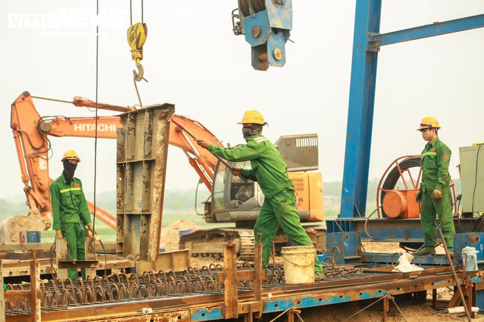 Công tác khoan cọc nhồi tại cả ba vị trí trụ tháp chính cơ bản hoàn thành. Các đơn vị thi công đang chuyển sang thực hiện bệ trụ, chuẩn bị cho những bước tiếp theo của quá trình xây dựng tháp cầu.