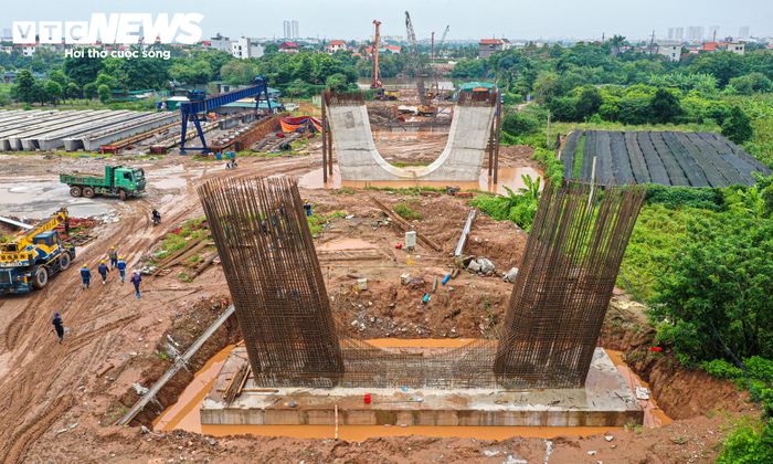 Tại khu vực phía xã Thiên Lộc, hệ thống trụ cầu cạn cũng đang từng bước hình thành. Các mũi thi công được tổ chức đồng thời nhằm triển khai các hạng mục theo tiến độ của dự án.