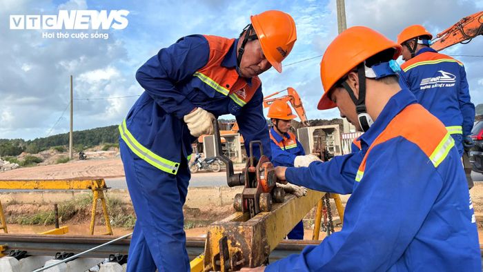 Những công nhân giàu kinh nghiệm được tin tưởng giao nhiệm vụ tham gia thi công tuyến metro Phú Quốc.