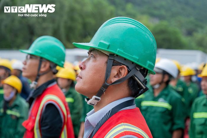 Lễ chào cờ đặc biệt với các kỹ sư, công nhân giữa đại công trường phục vụ APEC 2027 tại Phú Quốc.