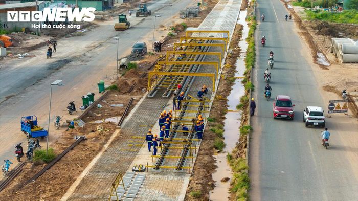 Không khí khẩn trương hiện diện trên công trường tuyến đường sắt đô thị nhẹ LRT Phú Quốc. Những thanh ray mới được vận chuyển tới đang lần lượt được đưa vào vị trí lắp đặt. Trong kỳ nghỉ lễ 2/9, công nhân trên công trường tuyến metro này đang tập trung lắp đặt những kilomet ray đầu tiên.