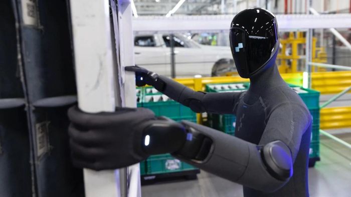 Robot hình người Figure hỗ trợ công nhân bốc xếp các chi tiết kim loại tấm tại nhà máy sản xuất ô tô của BMW ở Mỹ. (Ảnh: Carscoops)