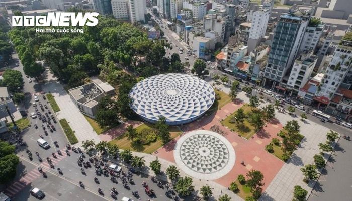 Nhà ga Bến Thành có diện tích tầng sảnh chính khoảng 4,5 ha, với thiết kế có điểm nhấn một giếng trời hình hoa sen cao 6m, tạo không gian mở. (Ảnh: Q. Nguyễn)