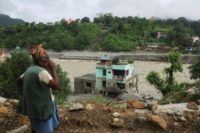 Nhiều người đang chờ tin tức từ người thân mất tích trong trận lũ quét. (Ảnh: Reuters)