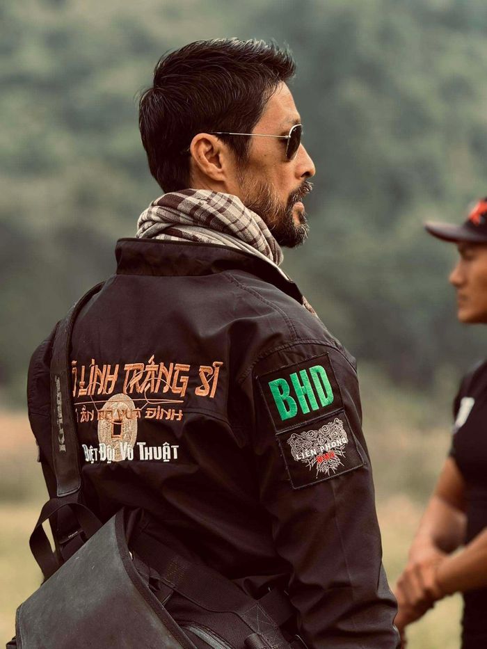 Johnny Trí Nguyễn đảm nhận vai trò đạo diễn hành động của phim.