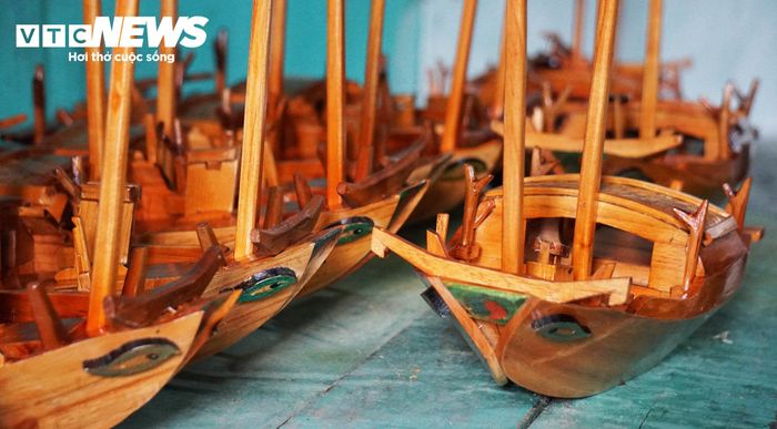 Những mô hình thuyền ba vách nhỏ gọn dùng để làm quà lưu niệm do gia đình ông Chắn làm không chỉ là vật mẫu, chúng còn là “bản thiết kế sống” của một nghề mà nhiều thế hệ đã tạo dựng. (Ảnh: Tiến Thắng)