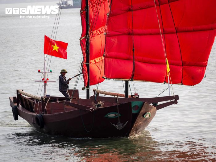 Để điều khiển được thuyền ba vách, người cầm lái phải am hiểu về gió, con nước để từ đó điều chỉnh cánh buồm phù hợp. (Ảnh: H. Vân)