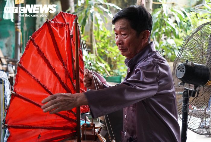 Cánh buồm hình cánh dơi mang lại nét đặc trưng riêng có của thuyền buồm ba vách. (Ảnh: Tiến Thắng)