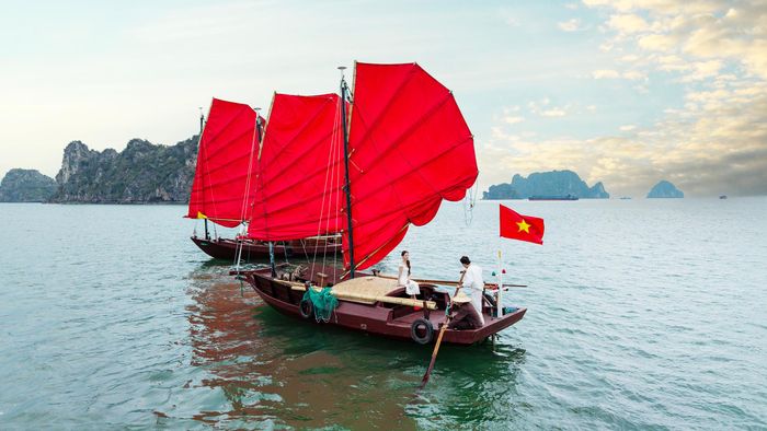 Sản phẩm thuyền ba vách nhanh chóng thu hút sự quan tâm của du khách, trở thành sản phẩm du lịch mới của Quảng Ninh. (Ảnh: H. Vân)