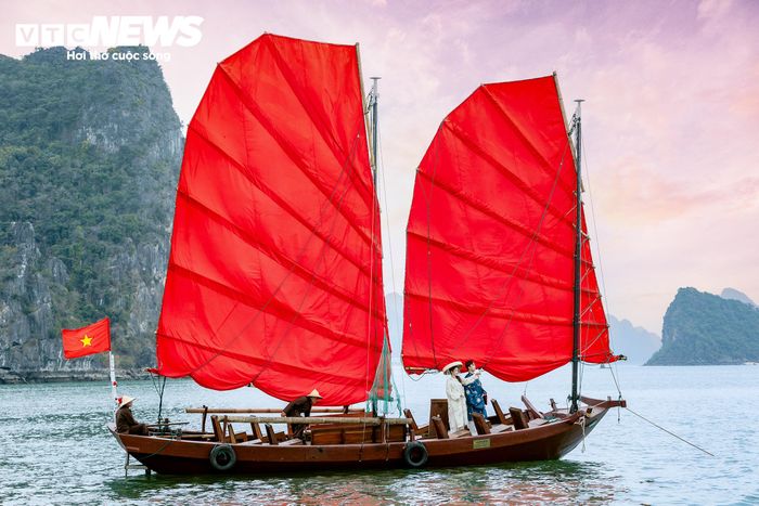 Sau khi tỉnh Quảng Ninh cho phép thuyền buồm ba vách được phép hoạt động ven Vịnh Hạ Long, đã có 6 chiếc do gia đình ông Chắn đóng được đưa vào khai thác. (Ảnh: H. Vân)