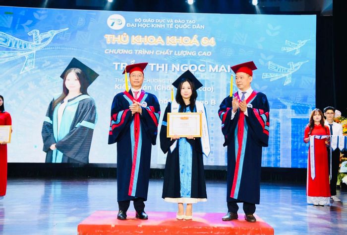 Tân cử nhân Trần Thị Ngọc Mai nhận giấy khen trong lễ tốt nghiệp. 